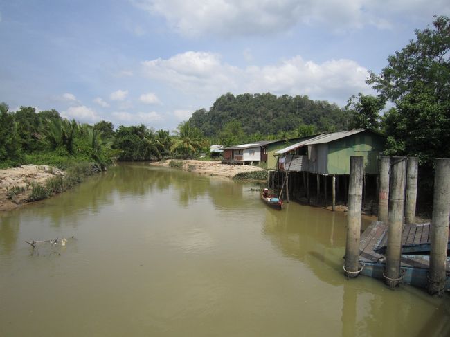 マレーシア国境に近いサトゥン。<br /><br />　町の中心部は閑散とした印象だ。にぎやかな一角がなく、どこが繁華街なのかいまいちわからない。平日の昼間だというのにシャッターの閉まった店舗や空き家などこの町では国境のにぎやかさは感じられない。やはりイスラム系住民組織によるテロで町は疲弊しているのだろうか。<br /><br />町はそれほど大きくなく、少しはずれには川がありその向こうにはジャングルが広がっている。