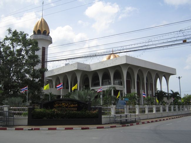 町の中心には立派なモスクがそびえ立ち、威厳を放っている。しかしそれに反するように町には活気がない。<br />　住民の大半はイスラム教徒で食堂や屋台で売られている食べ物もマレーシア風のカレーをベースにしたものが多い。