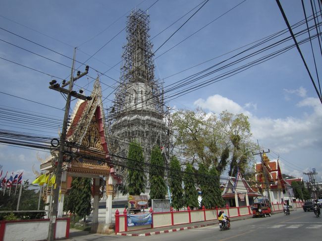 少し離れた場所には仏教寺院も共存する。<br />　町中に見所的なものはなく、ネットカフェを探してみたが見つからない。この町にはセブンイレブン以外先進的な店は存在しないような感じだ。<br /><br />　退屈な町に滞在してしまったことを少し後悔しつつ宿に戻った。宿で近くにインターネットはないのか聞いてみたらこの宿がＷｉ－Ｆｉ無料だとのこと。安旅社にしては気が利く。<br /><br />　午後は歩き回るのも疲れるので宿でくつろぐことにした。屋上には洗濯も干せるし至れり尽くせりだ。