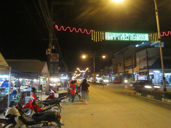 夜は近くでナイトマーケットが開かれる。それくらいしかこの町に滞在する意味がない。しかし一本道のコンパクトなナイトマーケットだ。<br /><br /><br />【１２月２８日（火）】<br /><br />　８時半過ぎにサトゥンの南にあるトゥクマラン桟橋に向かった。ここからマレーシアへの船が出ている。<br /><br />　トゥクマランまでのソンテウ乗り場に向かったが、人が集まらないと出発しないのか車の姿はない。しかたなくバイクタクシーで向かった。今日は雲が多い天気で途中小雨が降り出してきた。バイクだと雨は辛い。<br />　タイを旅行していて南に下るにつれ雲が多いと感じてきたが、マレーシアに入ると完全に青い空は期待できない。ただその分暑さは和らぐので歩き回る旅行はしやすくなる。<br /><br />