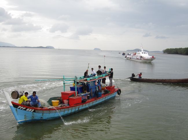 クアラプルリスへ行こうとする客がどのくらいいるのか。限りなく少ないことだけは理解できた。しばらくしてチケットを買うことができ出国審査をすませた。しかし船は１０人集まらないと出ないらしい。現時点でまだ４人。今日中には出ると思うが長期戦になりそうだ。<br />　情報では人が集まり次第出発するとのことだが、このペースだと一日一往復がいいところだろう。<br /><br />　港周辺を行き来する船は多いがすべて周辺の水上集落の住民のようだ。<br />　タイ南部はミニバスといい人の移動が少ないのかなかなか人が集まらない。定期的に運行されている交通機関は極めて少なく、アフリカみたいだと今回初めて思い知らされた。今まであまり気にならなかったのは極端な僻地の区間移動をしなかったからだろう。