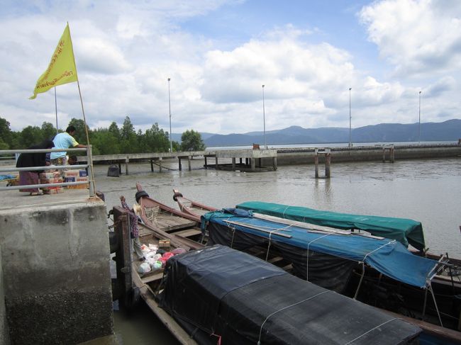 　１２時前になって船に荷物の積み込みが始まりやっとエンジンがかかった。