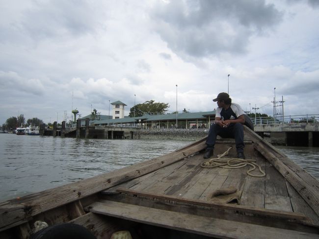 １２時１５分に一旦出航したがマレーシアとは逆の方向に向かいだした。<br />どうなっているんだ。<br />川の上流の水上集落に何か届けたらしく、再び桟橋に戻ってきた。無駄な動きをとるのはアフリカを思い出す。<br /><br />　アフリカの非効率さに対する理解が残っているのでこの程度ではイライラしなくなってきた。<br /><br />　そのままマレーシアに向かった。