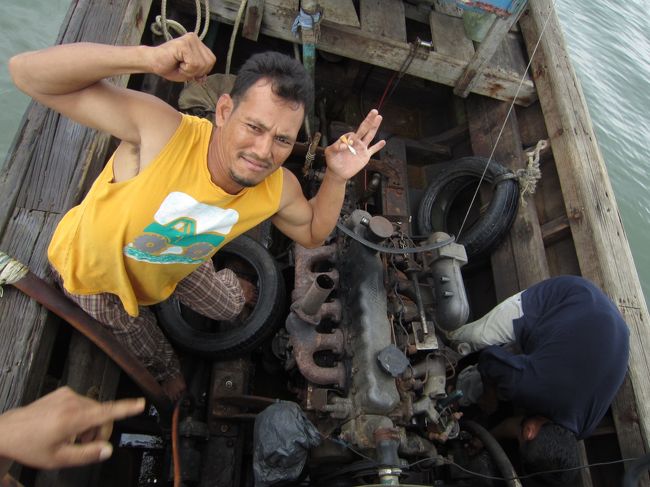 　約１時間後、クアラプルリスの町が見え、もうすぐ到着だという時、エンジンが止ってしまった。海の真ん中で漂流は勘弁してもらいたい。<br /><br /><br />　大丈夫なのか聞いたら船頭は大丈夫だというが、エンジンを解体してなにやら調べ始めた。