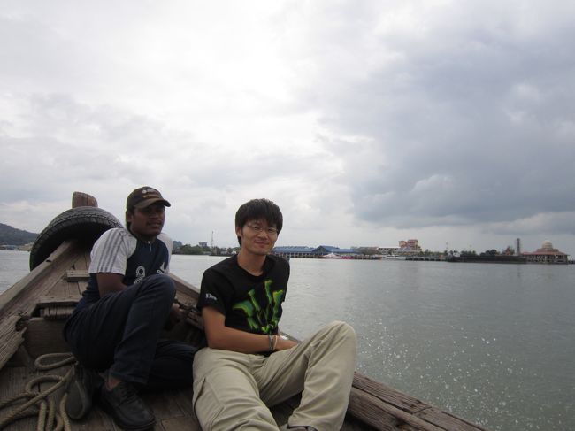 もう目的地は見えているので何とかなるだろうという安心感があり、気長に待つことにした。しばらくすると再びエンジンがかかったので大丈夫だったようだ。<br /><br /><br />気を取り直して出発。後方がクアラプルリスの町。