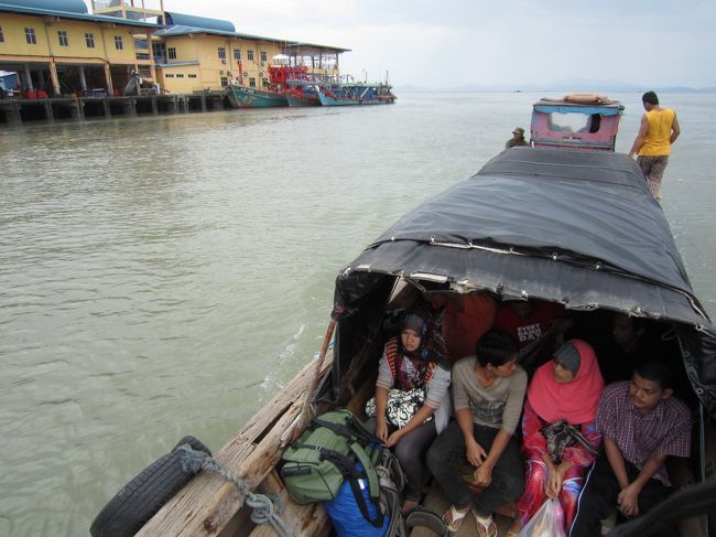 トゥクマランを出て１時間後の午後１時半にクアラプルリス港に入港した。