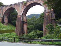 「めがね橋」14：35到着。3年前アプトの道よりアプローチしたけれど、最後のトンネル手前で子熊に会い断念。それ以来行きたいけど怖くていけないめがね橋。旧中仙道碓氷峠越えが終わり時間も余ったので車で行きました。駐車場は18号沿いに数台停めることができるスペースがありました。18号よりめがね橋に向かう道の手前でした。