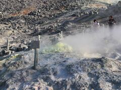 車で１２ｋｍ移動して着いたのが先ほどの山（第3展望台）から見えた硫黄山です。以前より火山活動が活発化したようで噴煙の量がかなり増えています。