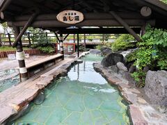 川湯温泉街のエコミュージアムセンターのそばに大きな足湯があります。川湯地区は温泉の湯量が豊富で温泉ホテルがそれぞれに源泉を持ち、ホテル以外のあちこちに足湯があります。