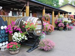 摩周温泉の道の駅に立ち寄りました。弟子屈町や道東の物産を中心に多くの品物がそろっています。ギャラリーもあって広々とゆったりできる雰囲気があります。でも私が一番気に入っているのは敷地内や周辺の環境です。