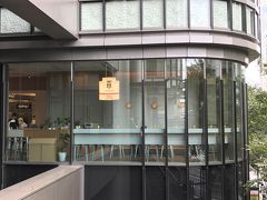 『グランフロント大阪』南館2F【THEODOR TeaStand】

2018年10月5日にオープンしたフランスの高級ティースタンド
【テオドー ティースタンド】の写真。

日本初出店を致しました！

ガラス張りのカフェスペースです。