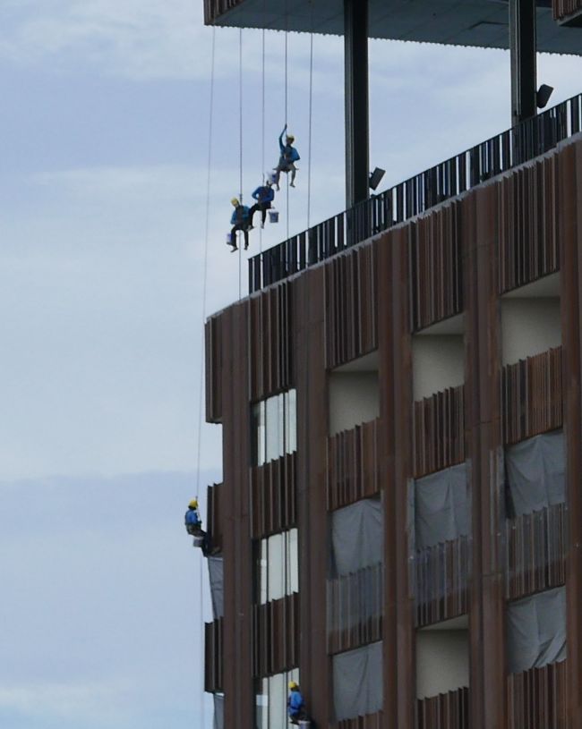16日　昼過ぎにヒルトンホテルにスパイダーマン（塗装工）が現われる。