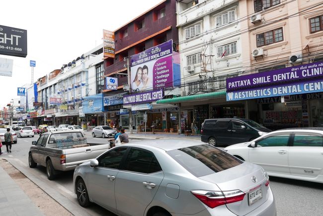 18日（金）　9：38　ツッコムにオートバイを駐車して（火金日）市場に買い物．．．（近頃はファランが少なくなりツッコム廻りの駐車場が空いているので10Bを節約しています）<br />写真はパタヤタイ、ツッコム前の歯医者街．．．写真内だけで7店ほど歯医者が有りますがレベルは低いので日本での治療を勧めます。