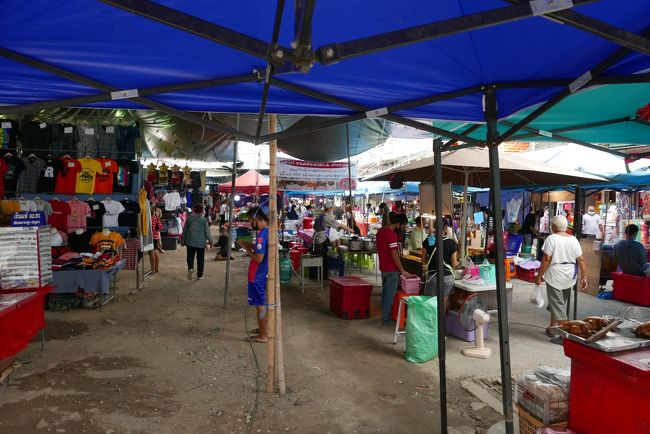 ソイブアカーオ（火金日）市場武漢肺炎以後、ファランは帰国、田舎から出稼ぎに来ていたタイ人も帰郷で昔のような賑わいはありません。