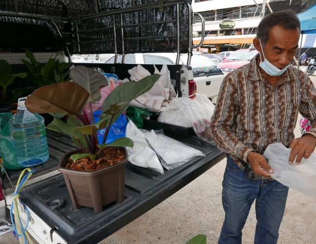 これも下さい【セーティー.ルワイ.サッ】．．．250B　お買い上げ～