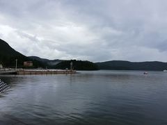 この日の天気予報は曇りのち雨、雨の確立６０％以上だったような。芦ノ湖に着いたときも雨模様です。少しでもいいから晴れ間出ないかな