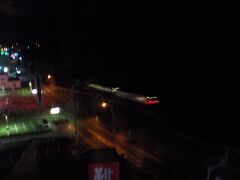  ホテルの部屋からは牟岐線が見えます・・・が、阿南以南は列車の本数が少ない・・・