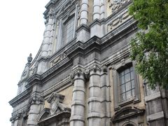 立派なファサードを構えた、教会らしき建物が。

そう、１７世紀に建造されたバロック様式のイエズス会の教会、“聖ルー教会”（Eglise Saint-Loup）です。