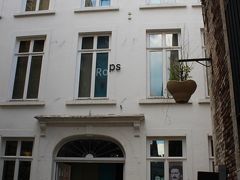 １５時１０分、狭い路地を進んだところに、“Musée”（美術館）と書かれた、３階建てのこじんまりとした建物を発見。

この街出身の象徴主義の画家、“フェリシアン・ロップス”（Félicien Rops、1833-98年）の美術館です。

【ロップス美術館HP】
http://musee-rops-collection.opacweb.fr/fr/accueil
