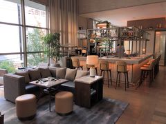 大阪・堂島浜『Zentis Osaka』2F【UPSTAIRZ】

ホテル『ゼンティス大阪』2階にあるレストラン＆バーラウンジ
【アップステアーズ】大阪のシーティングエリアの写真。

東京・中目黒にあるミシュラン店のフレンチレストラン
【CRAFTALE（クラフタル）】の大土橋真也シェフが監修の
レストランです。

予約はしていませんでしたが、空いていたのですぐに入れました。
「お好きな席へどうぞ」と言われたので、どのような感じなのか
レストラン内を見てみます。