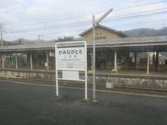 駅の建物より、駅名標を優先してしまいました。