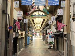 朝起きて、散歩のついでに朝食を食べに出かけました。朝8時の新京極通は閑散としています。