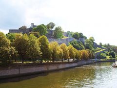 そして今度こそ、旧市街との間を流れるサンブル川の向こうに見えるシタデルへ。

現在残る城砦は、１７世紀、太陽王ルイ１４世（在位：1643-1715年）のフランス軍が、当時スペイン・ハプスブルク家（アブスブルゴ家）の統治下にあったナミュールの街を陥落させた後（1692年のナミュール包囲戦）、フランスの築城家ヴォーバンの設計により築かれたもの。

いかにも堅牢そうな城砦です。