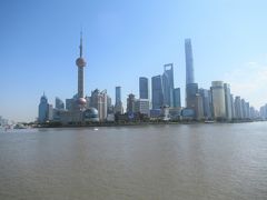 川の向こうの浦東エリア。
上海の経済の中心だけあってすごい建物が多い。

ただ、快晴なんだけど、上海の景色はどこか曇っているというか…。
空気はお世辞にもきれいとはいえません。