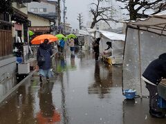 今日は近くの宮川朝市へ

あいにくの雪でした。お客さんはまばら
全然人がいないってお店の人が嘆いてました。