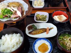 お腹が減ったので、いろりで食事

飛騨牛朴葉味噌焼定食を食す
ちょっと高め　朴葉味噌焼きの味噌がもうちょっと欲しかったかな。