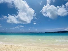 こちら東洋一のビーチと言われる与那覇前浜ビーチ。
確かに透明度は半端ない。
奥には来間島と来間大橋。