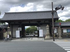 近くの東寺に歩いて行きました