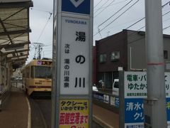 チェックアウト後は、湯の川の電停へ移動。函館観光に便利な「市電」に乗車します！途中から立ち客が出る状況で、混んでいました。
★3密危険度…
★★★☆
