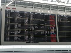 【成田空港第２ターミナル】
旅のはじまりは、成田からジェットスターです。
こちらは第２ターミナル。
人はまばら。
掲示板は殆どが『キャンセル』ですね･･｡