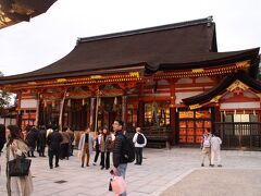 地元では「祇園さん」と呼ばれる八坂神社を訪れました。日も沈みかなり暗くなりましたが、本殿は観光客であふれています。