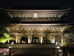 八坂神社から歩いて10分足らずで知恩院の山門に着きました。やはり、その大きさには圧倒されます。東大寺南大門より大きく、現存する日本の寺院の山門の中で最大の二階二重門だそうです。