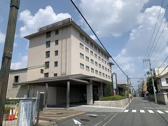 とにかく暑いのでまずは受付をしようと花園会館へ。
会館という名前だけどホテルみたい。