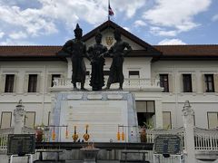 チェンマイ歴史センター前にある、三人の大王の記念像です。