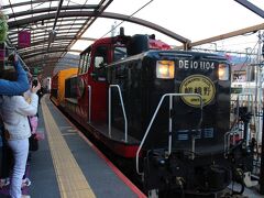＝2019古都京都もみじ満喫の旅2泊3日②＝から続きます。

嵯峨嵐山駅からトロッコ列車に乗ります。１６：０６発のトロッコ亀岡駅行きです。