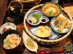 「nikiniki」の斜め向かいのお店「くらま」で食事です。くらま御膳（2600円）をいただきました。リーズナブルな京料理でお得感いっぱいでした。