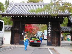 今回の京都旅行最後の訪問場所、南禅寺に到着。まず総門をくぐって境内へと進みます。