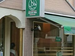 モスクのまわりはやはりハラールのお店が。お腹が空いてたらハラール料理をいただこうと思ったのだけど。。。