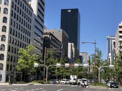 大阪・心斎橋『Ｗ OSAKA』

2021年2月に開業予定の『W（ダブリュー）ホテル大阪』の
外観の写真。

マリオット・インターナショナル系列の高級ホテルです。
御堂筋沿いに建つ高層ビル。
遠くからでも「W」マークでわかります。

2021年3月16日のオープン直後に宿泊してきました↓

<『W大阪』宿泊記 ① シティビューコーナールームの
「スペクタキュラー」にアップグレード♪インターナショナルレストラン
【Oh.lala...（オーララ）】、ラウンジ【LIVING ROOM
（リビングルーム）】★マリオットボンヴォイのチタンメンバー特典、
プラチナメンバー特典、ゴールドメンバー特典>

https://4travel.jp/travelogue/11683072

<『W大阪』宿泊記 ② 心斎橋の夜は大盛り上がり♪『大丸』心斎橋店
2021年3月に完成した『心斎橋パルコ』「心斎橋ネオン食堂街」
ミシュランシェフの唐渡氏の【ビストロカラト】【串かつ料理 活】
『ザ・リッツ・カールトン東京』でシャンパン付きランチ
『東京ミッドタウン』でお花見>

https://4travel.jp/travelogue/11683373

<『W大阪』宿泊記 ③ 【Oh.lala...（オーララ）】で朝食＆メニュー、
カフェ【MIXup（ミックスアップ）】【鉄板焼MYDO（まいど）】、
『難波神社』>

https://4travel.jp/travelogue/11683707

<『W大阪』宿泊記 ④ アフタヌーンティーを【リビングルーム】で♪
浴場＆サウナの温浴施設が完備された屋内プール【WET（ウェット）】
がプラチナエリート特典で無料から一転有料に！プールバー【WET BAR
（ウェットバー）】、フィットネスジム【FIT（フィット）】、
スパ【AWAY SPA（アウェイスパ）】>

https://4travel.jp/travelogue/11684586

<『W大阪』宿泊記 ⑤ 待機部屋「ワンダフルキング」からの眺望は
心斎橋＆御堂筋、『大阪マリオット都ホテル』『あべのハルカス』、
道頓堀のドンキの観覧車>

https://4travel.jp/travelogue/11686307