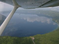 湖面に青空と雲が映し出されている。まるで空が地面にあるようだ。