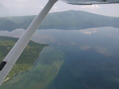 屈斜路湖も湖面は鏡のようになっていて、青空が下にあるように見える。屈斜路湖畔をパイロット国道（国道243号）に沿って飛ぶ。