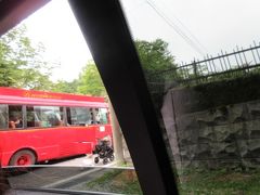 軽井沢 赤バス　この赤バスが通るから碓氷峠までの道が難しくなる・・
対向するのが大変なのに・・赤バスは旧軽の歩行者ばっかりの道も我が物顔で走る軽井沢の主です。
