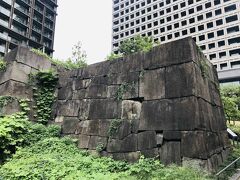 ニューオータニの向かい、東京ガーデンテラス紀尾井町のすぐ横にあるのが史跡、赤坂見附跡。