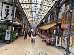 駅前の有名なアーケードを歩き、お目当の海鮮丼を目指します。。腹減り減り腹。