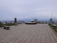 灯台の先に、展望台があった。
ところが、岬の先端には海上自衛隊の施設があり、そのアンテナ類が邪魔で、景色はとても見づらかった。