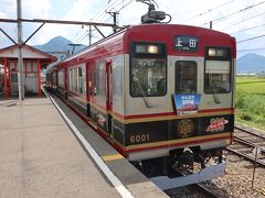 下之郷駅で城下行きの電車と交換。
真田塗装車でヘッドマーク付き。